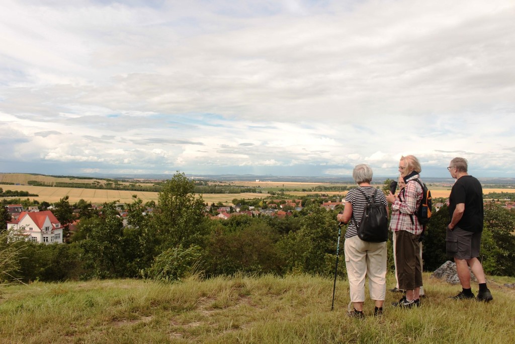 hiking to ease neck and shoulder pain